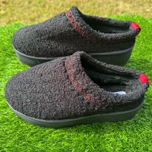 Mudd Women's Black Fuzzy Platform Slip-Ons with Red Details Size 8.5